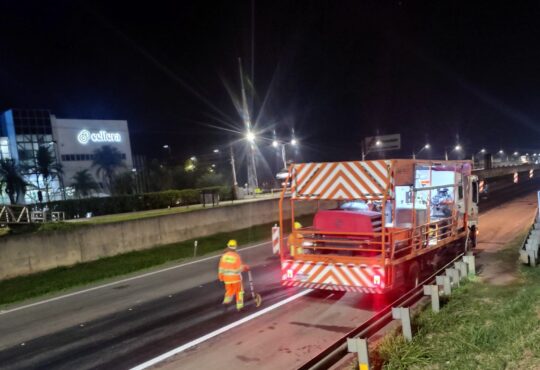 Com menor impacto no trânsito, as obras de recapeamento de 125 quilômetros da sp 075 acontecem no período da noite (2)