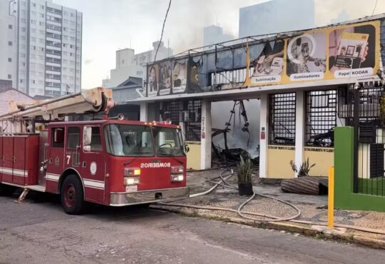 Loja de fotografias incendiada helen saconni