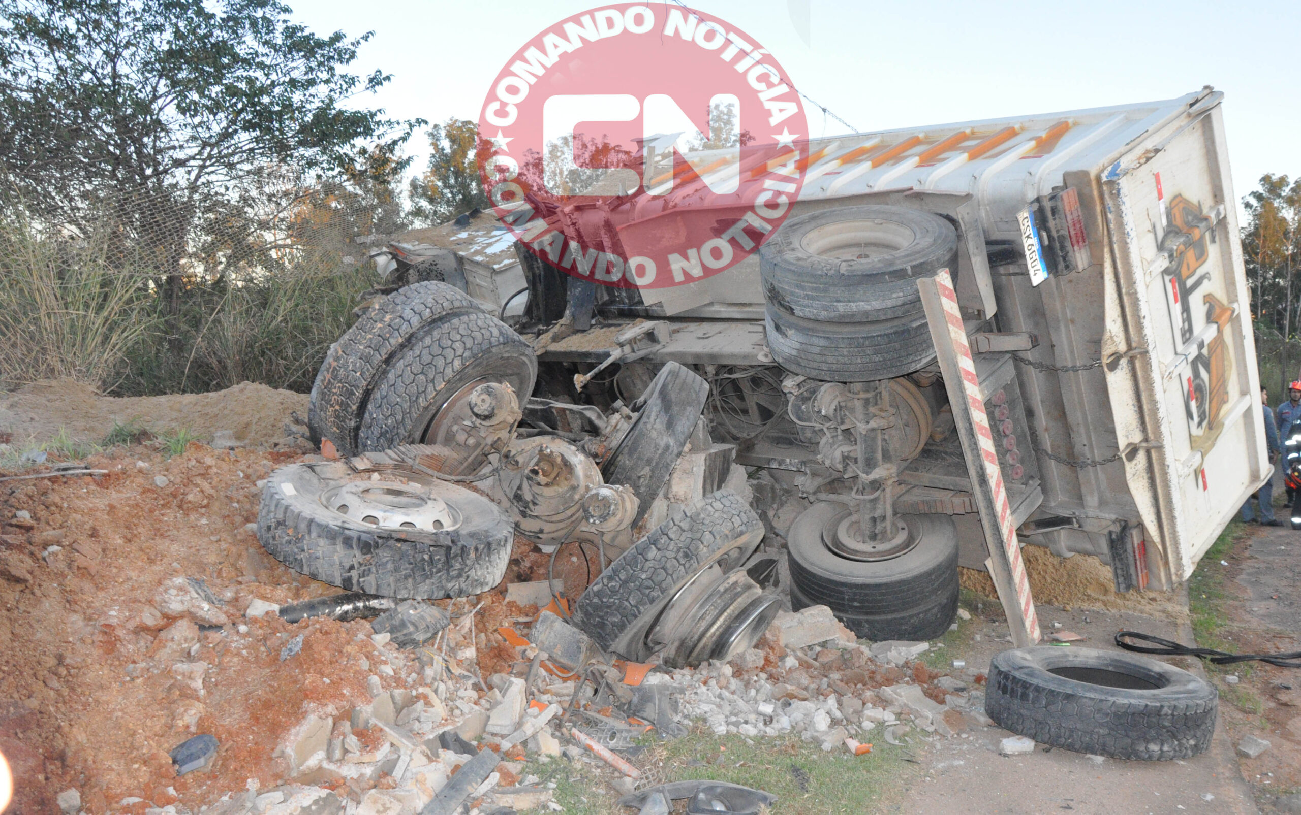 Mobi atingido por caminhÃo 1