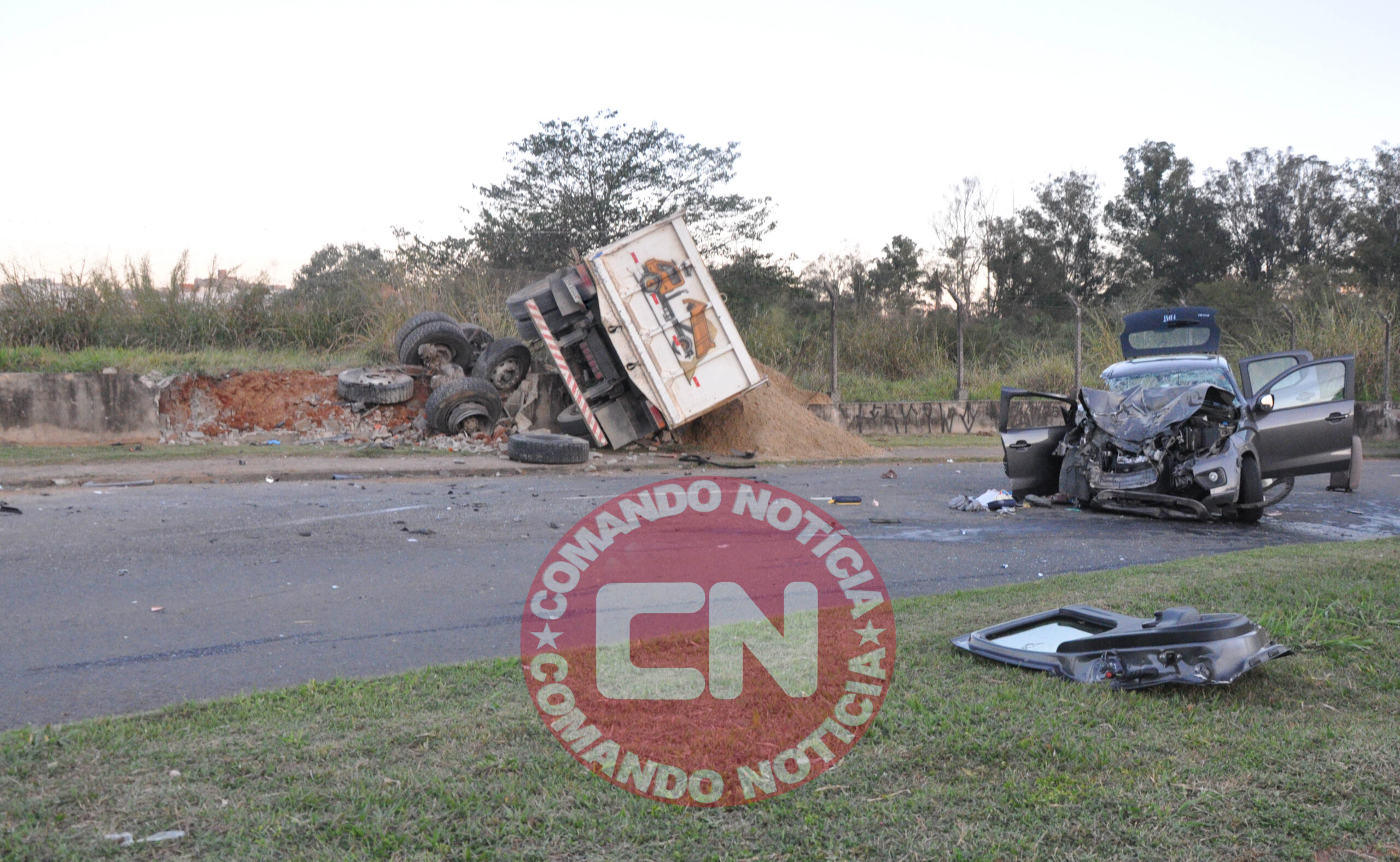 Mobi atingido por caminhÃo 3