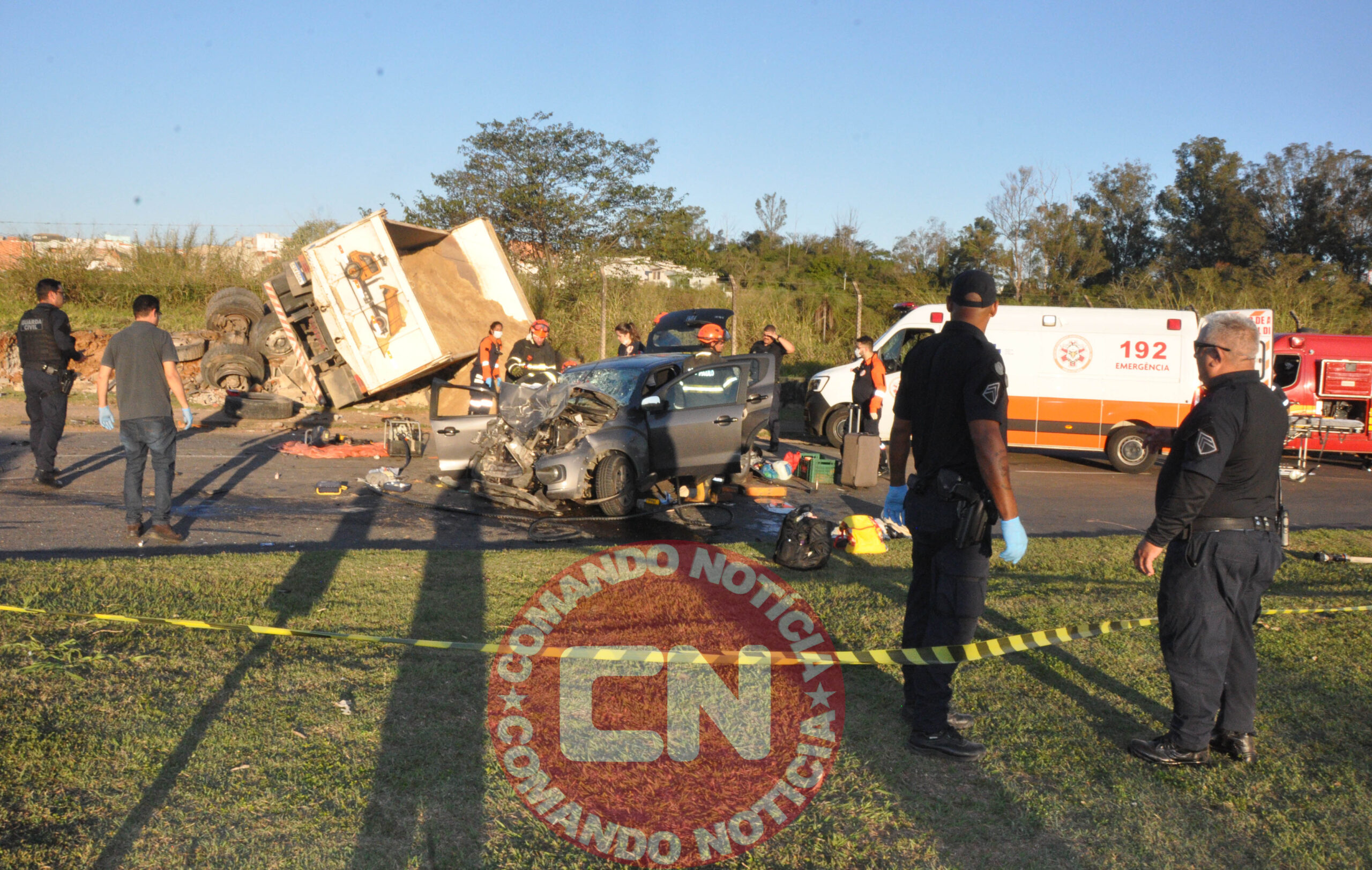 Mobi atingido por caminhÃo