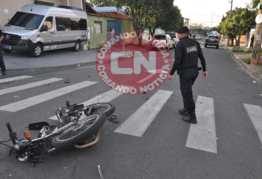 Moto colide viatura canil