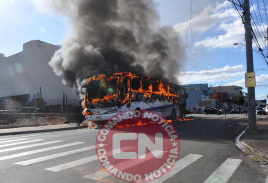Ônibus pega fogo