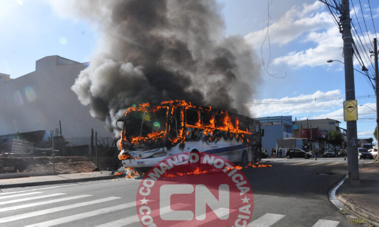 Ônibus pega fogo