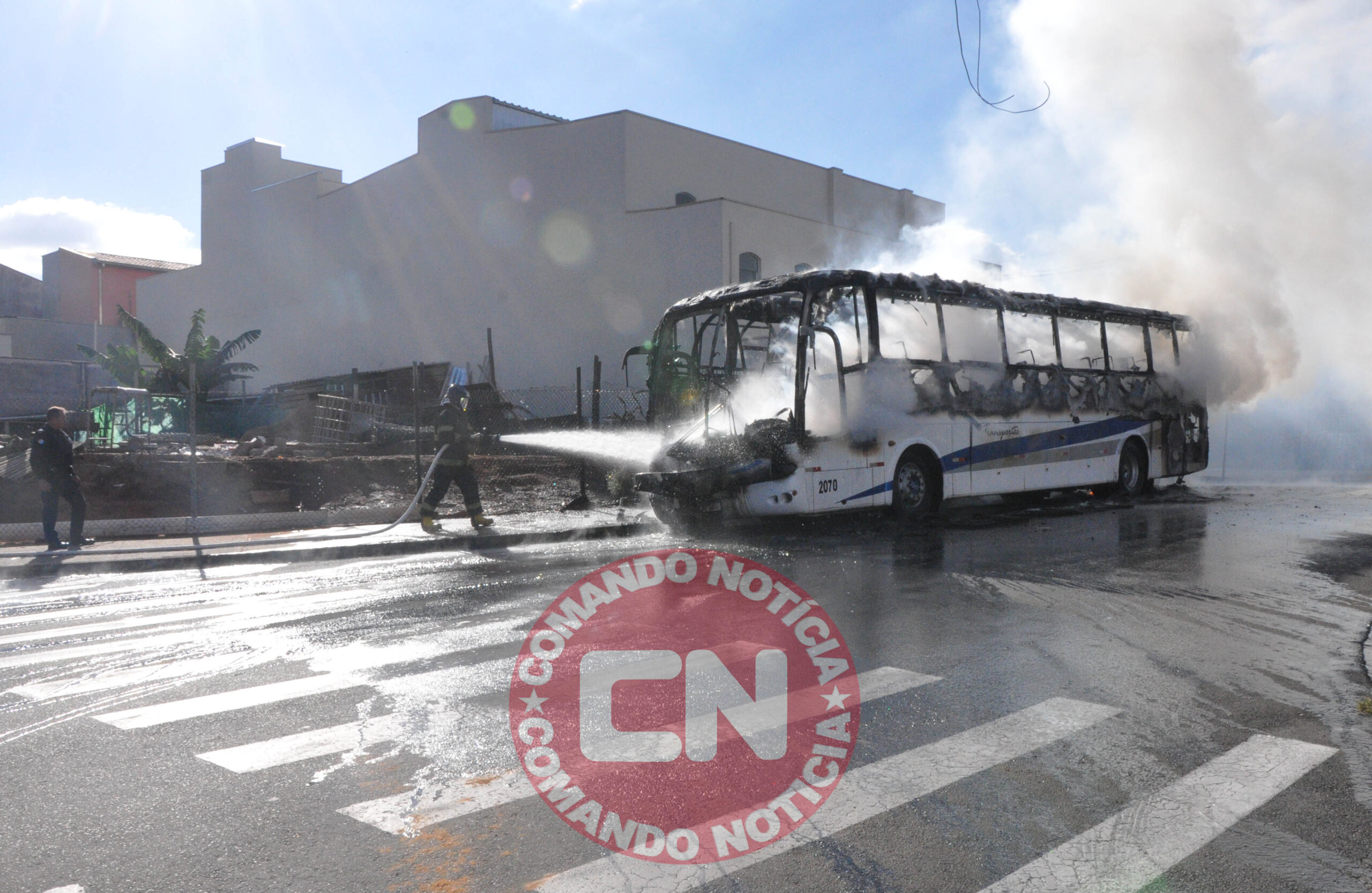 Onibus pega fogo