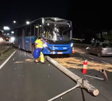 Onibus colide poste piracicaba