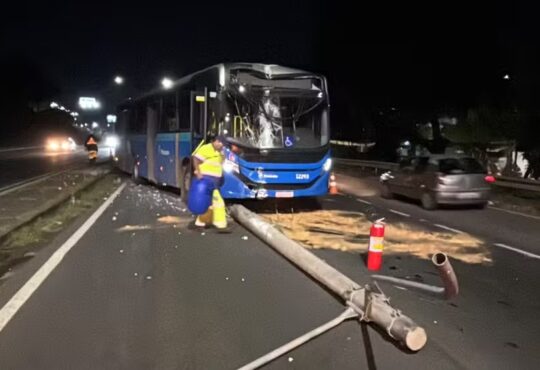 Onibus colide poste piracicaba