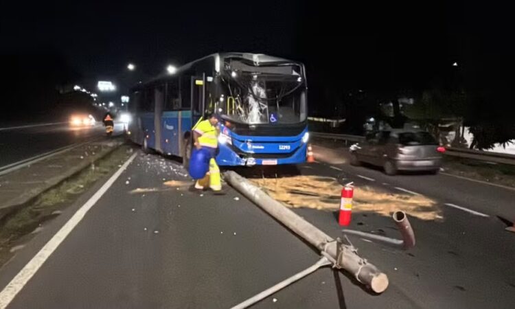 Onibus colide poste piracicaba