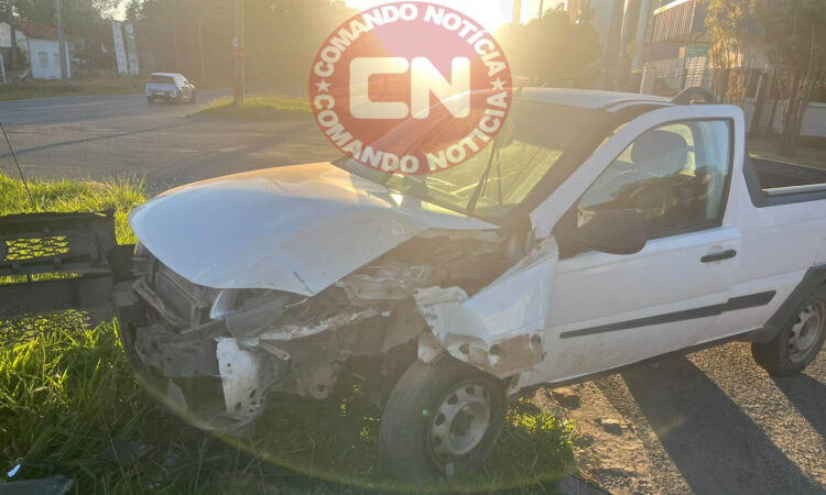 Strada colide em poste distrito