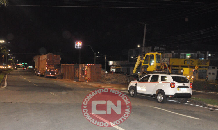 Carreta de cana tomba