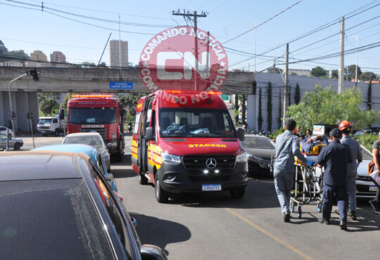 CaminhÃo com tijolos tomba