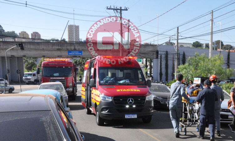 CaminhÃo com tijolos tomba
