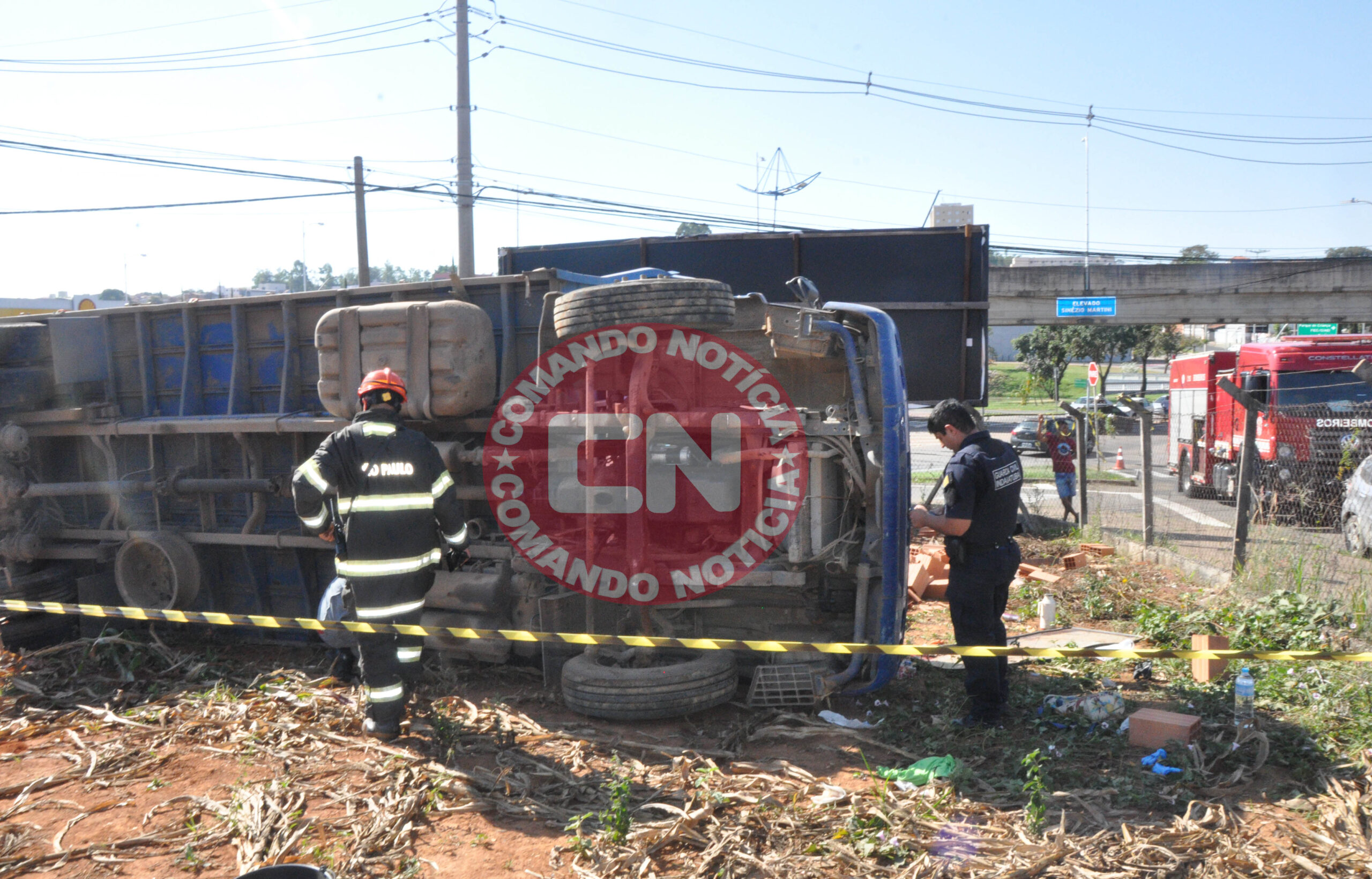 CaminhÃo com tijolos tomba 1