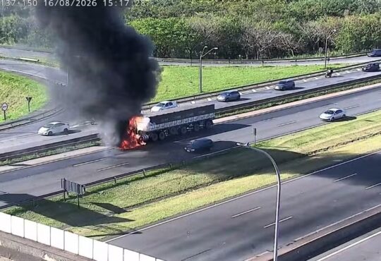 Carreta pega fogo d pedro
