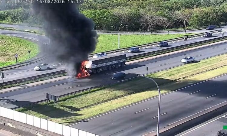 Carreta pega fogo d pedro