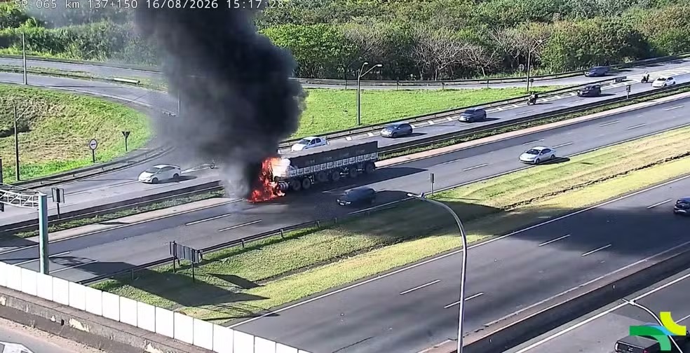 Carreta pega fogo d pedro