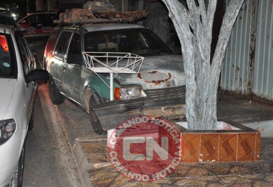 Carro atinge carros e arvore