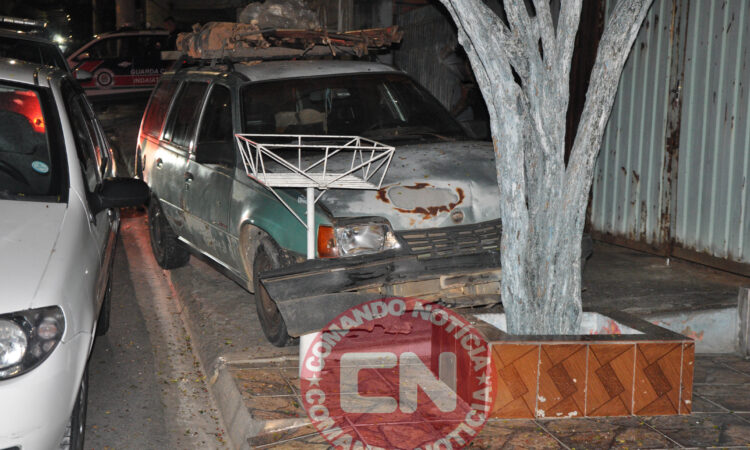 Carro atinge carros e arvore