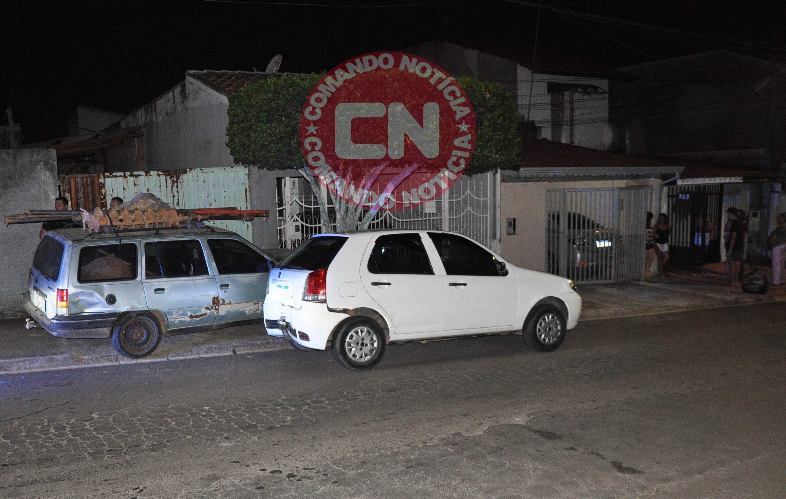 Carro atinge carros e arvore 1