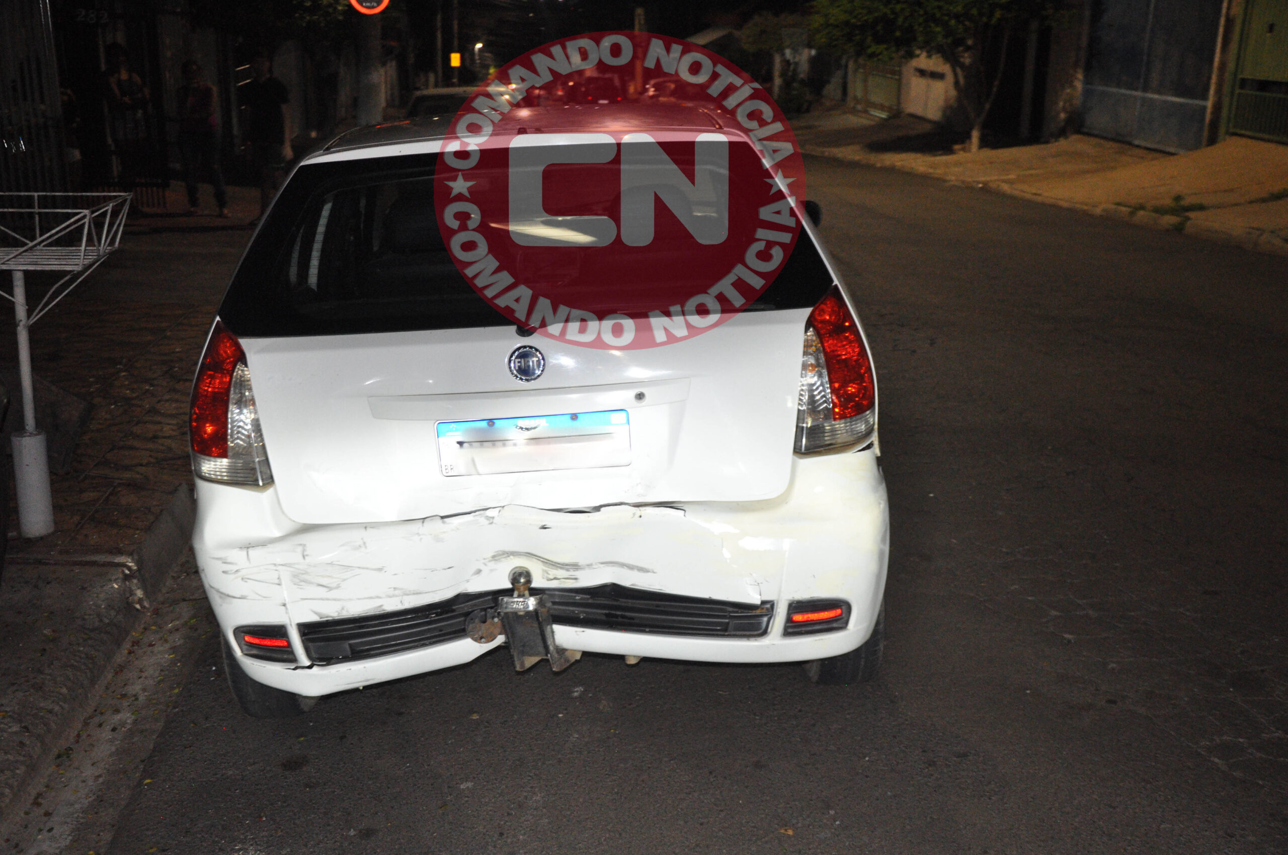 Carro atinge carros e arvore 2