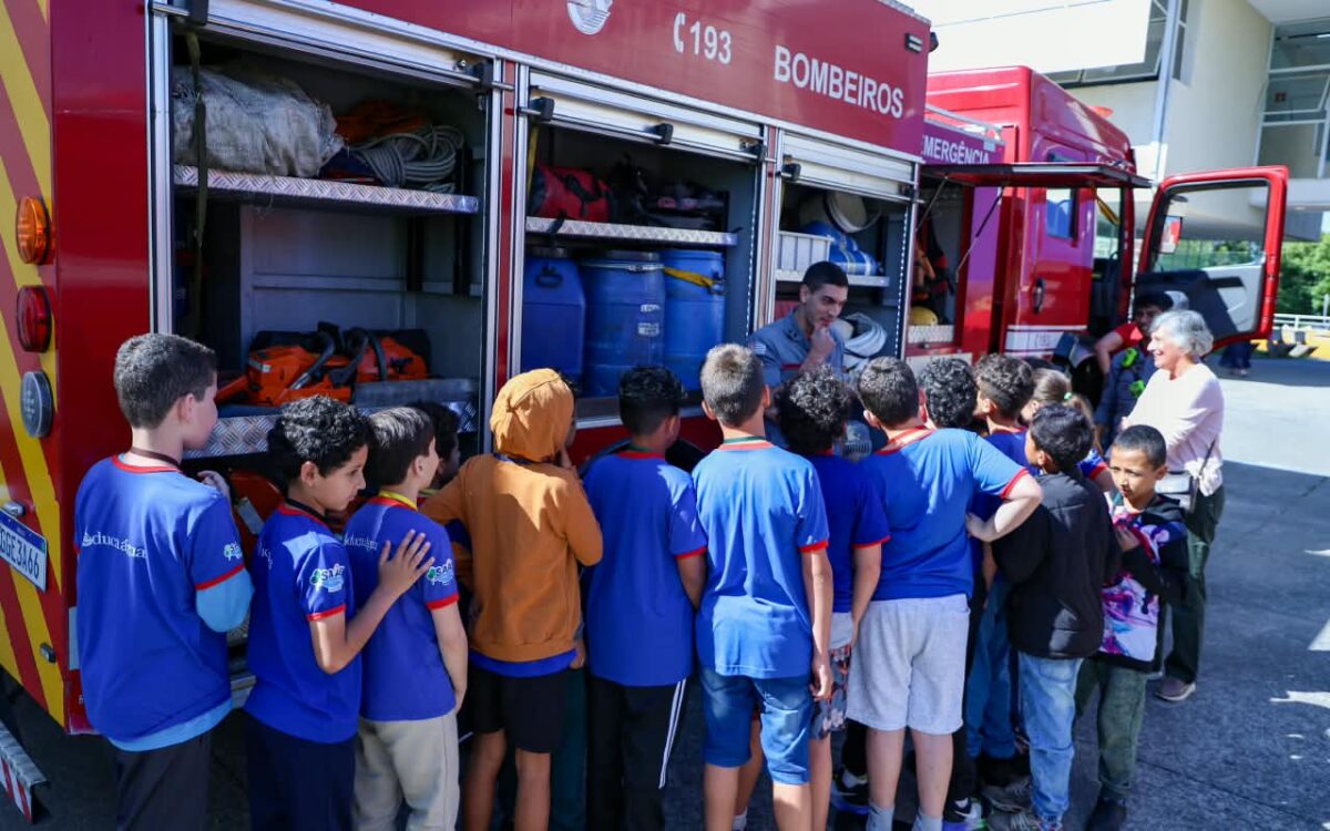 Leonardo cruz bombeiro na escola