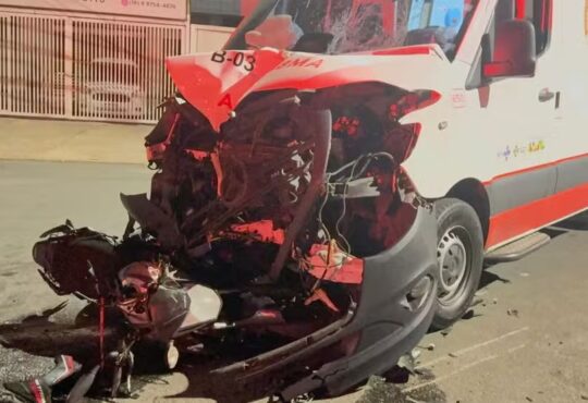 Moto em fuga bate em samu campinas