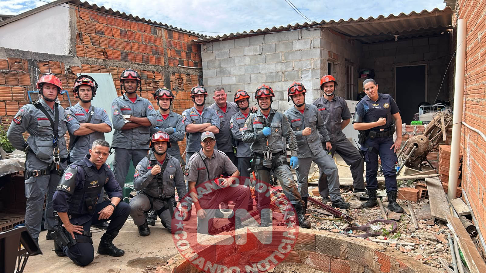 Mulher cai em poÇo itaguaÇu