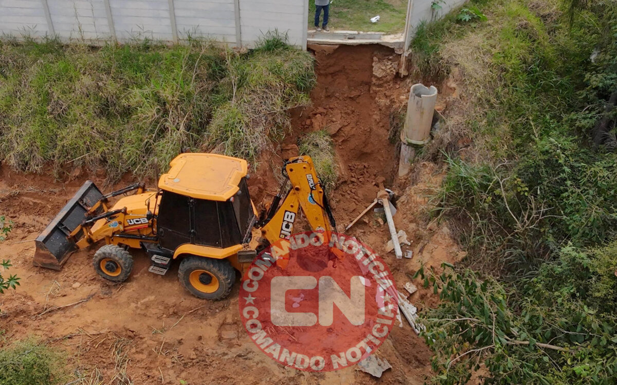 Muro desaba e fere funcionarios saae
