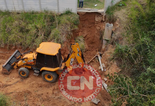 Muro desaba e fere funcionarios saae