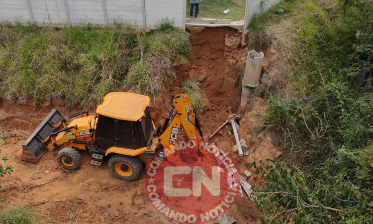 Muro desaba e fere funcionarios saae
