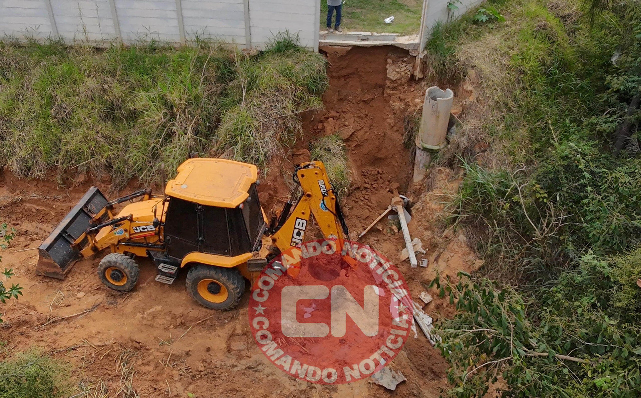 Muro desaba e fere funcionarios saae