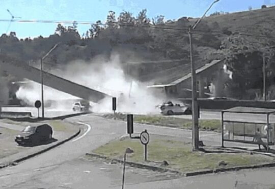 Passarela cai e mata mÃe e filho