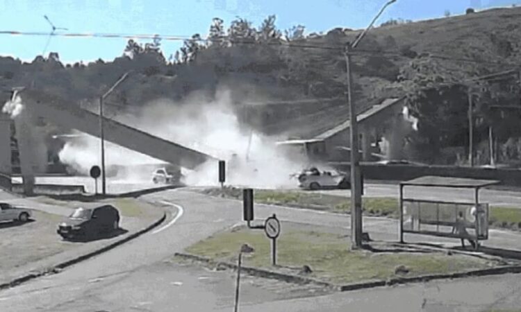 Passarela cai e mata mÃe e filho