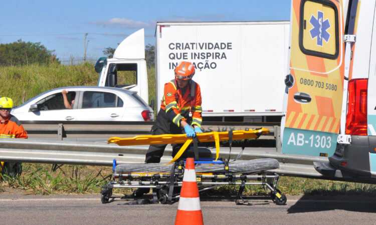 Socorristas via colinas