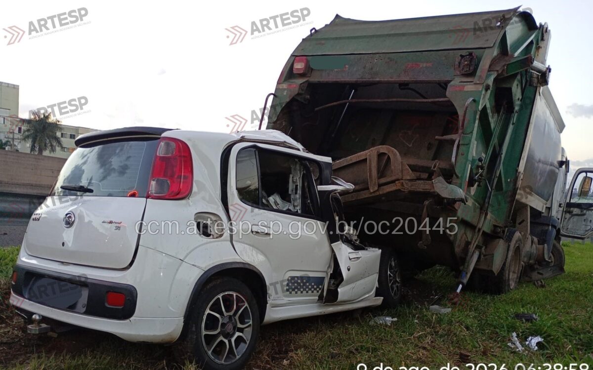 Uno colide traseira de caminhÂo coleta anhanguera