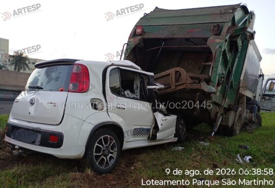 Uno colide traseira de caminhÂo coleta anhanguera