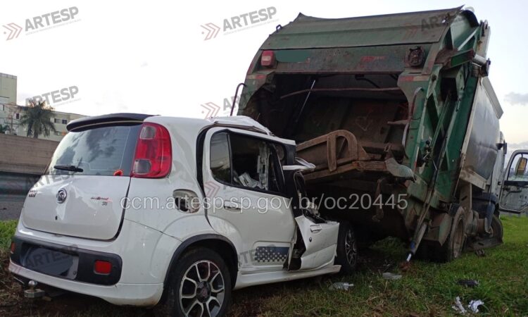 Uno colide traseira de caminhÂo coleta anhanguera