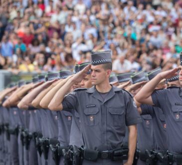 Formatura de soldados e entrega de viaturas