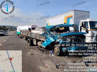 CaminhÂo colide em carreta d pedro i