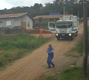 CaminhÃo lixo atropela coletor jundiai