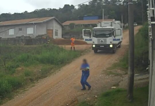 CaminhÃo lixo atropela coletor jundiai