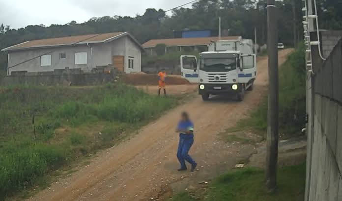 CaminhÃo lixo atropela coletor jundiai