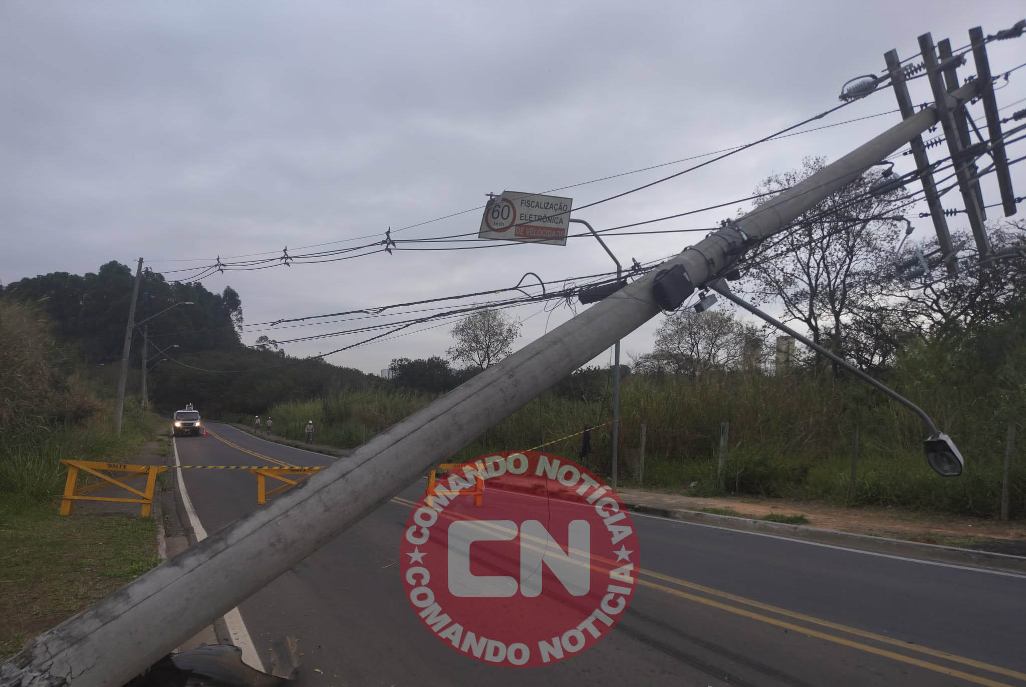 Carro aplicativo bat em poste em salto