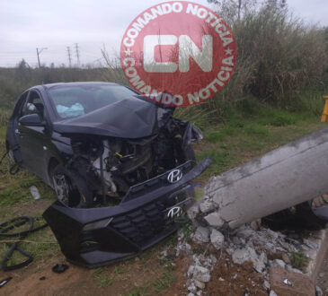 Carro aplicativo bat em poste em salto 1