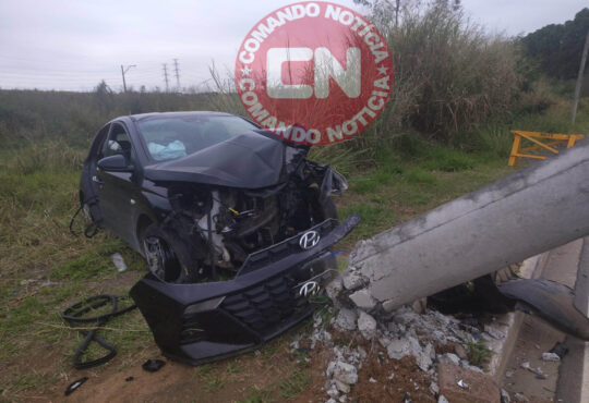 Carro aplicativo bat em poste em salto 1