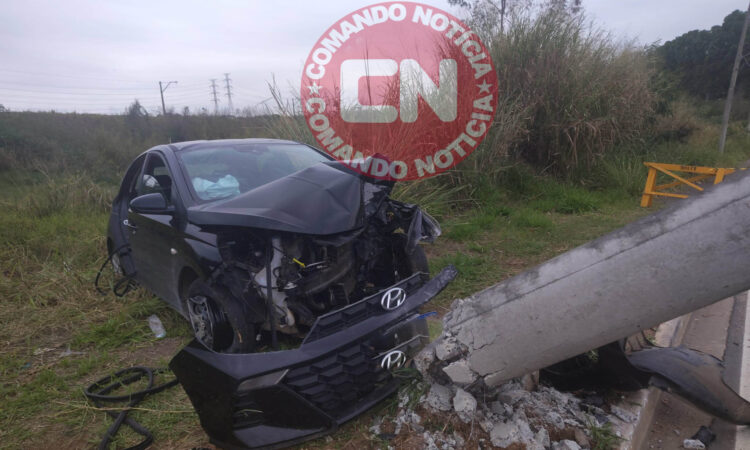 Carro aplicativo bat em poste em salto 1