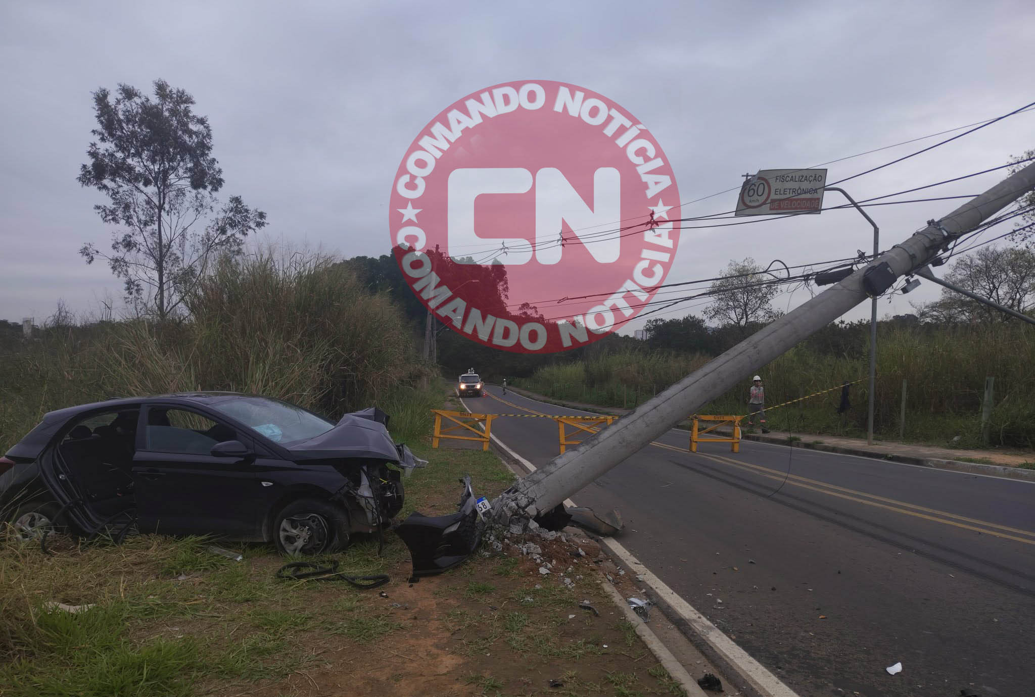 Carro aplicativo bat em poste em salto 3