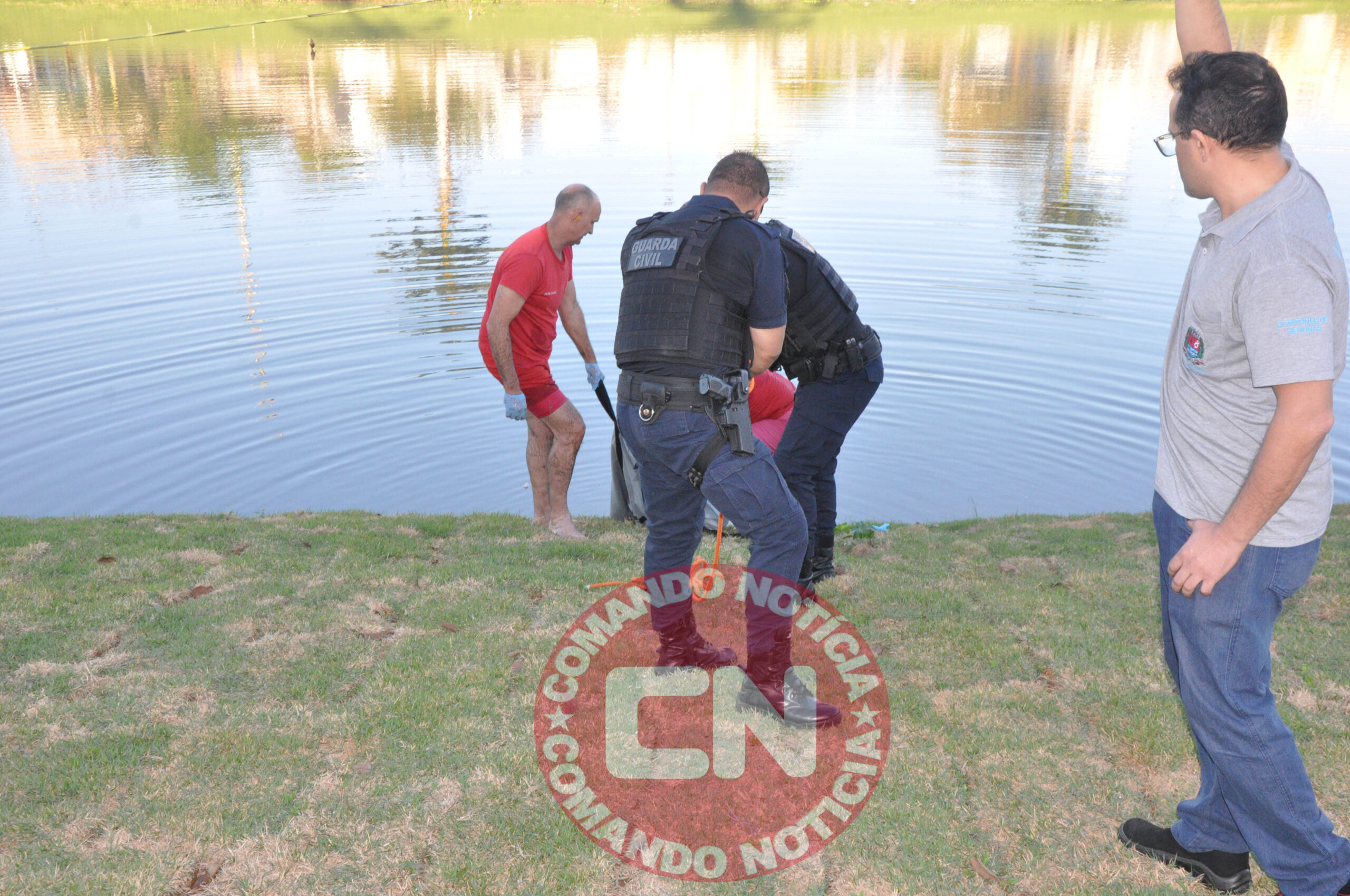 Corpo boiando lago pq ecologico