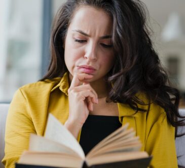 Ler livros freepik