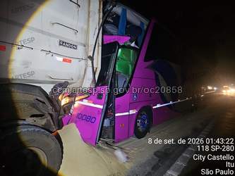 Onibus colide carreta rodovia itu